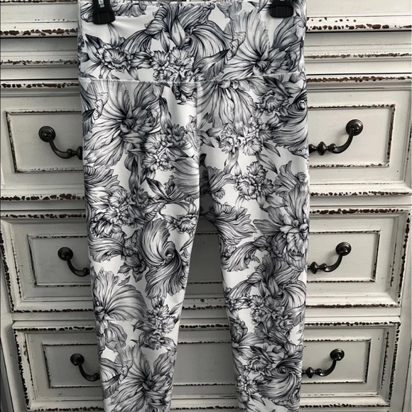 Like new 🖤🤍 Balance Collection black & white leggings Size L - Picture 2 of 12